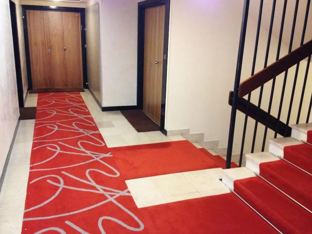 The Atrium Minutes Walk Victor Hugo Eiffel Tower Arc Du Triumph Et Champs Elysee Luxury 62 Renovated Videosurveillance Master Bedroom Living Area Dinning Room Bathroom Separated Toilet Spacious Sleeps Six Design Functional Furniture Equipment París